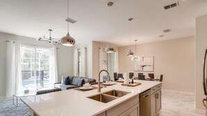 Apartment, Mehrere Betten (408 OC - Luxe 4BR Townhome Private Po) | Eigene Küche