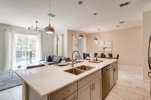 公寓式客房, 多张床 (408 OC - Luxe 4BR Townhome Private Po) | 私人厨房 | 烤面包机
