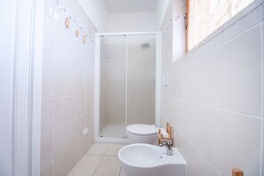 Kombination af bruser/badekar, hårtørrer