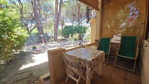 Estudio básico, 1 cama de matrimonio, patio | Vistas desde la habitación