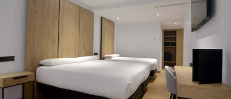 Minibar, brankas, meja kerja, dan ruang kerja ramah laptop