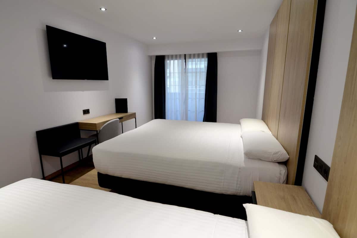 habitación doble 2 camas más cama supletoria | minibar, in-room safe, desk, laptop workspace