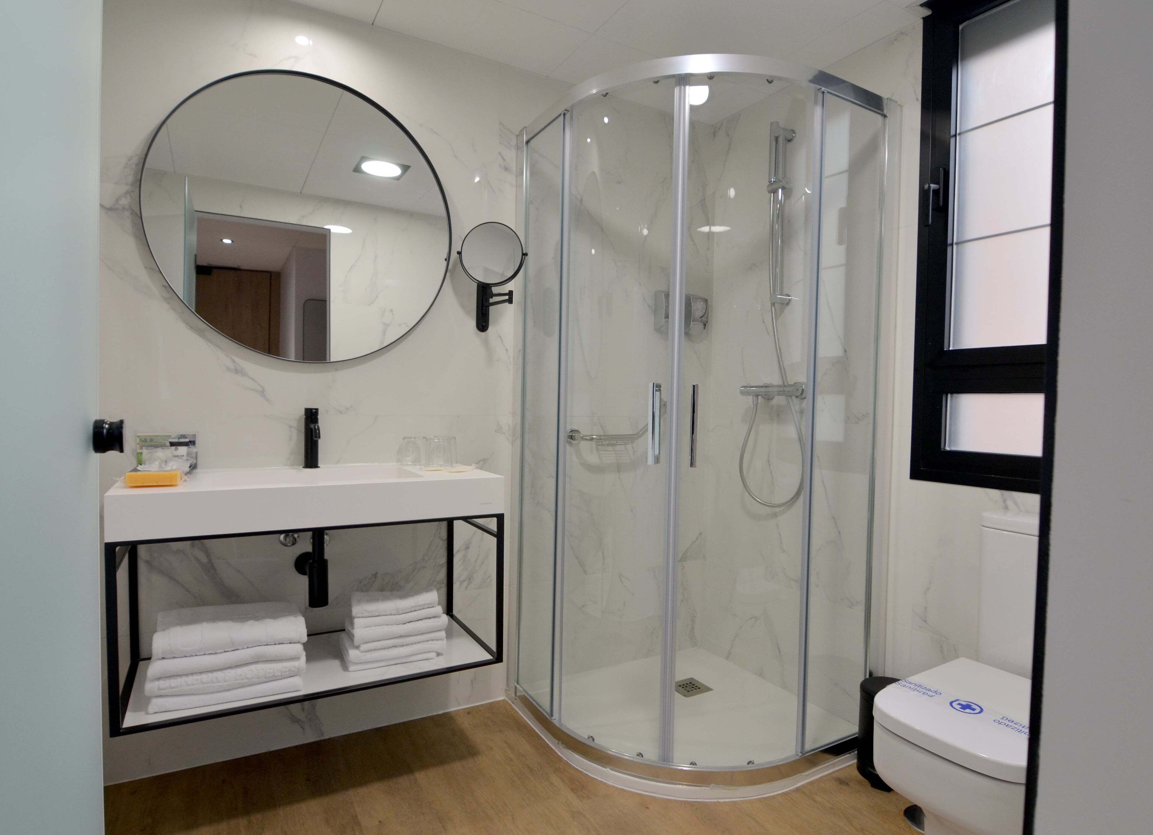 habitación doble 2 camas más cama supletoria | bathroom | shower, free toiletries, hair dryer, towels