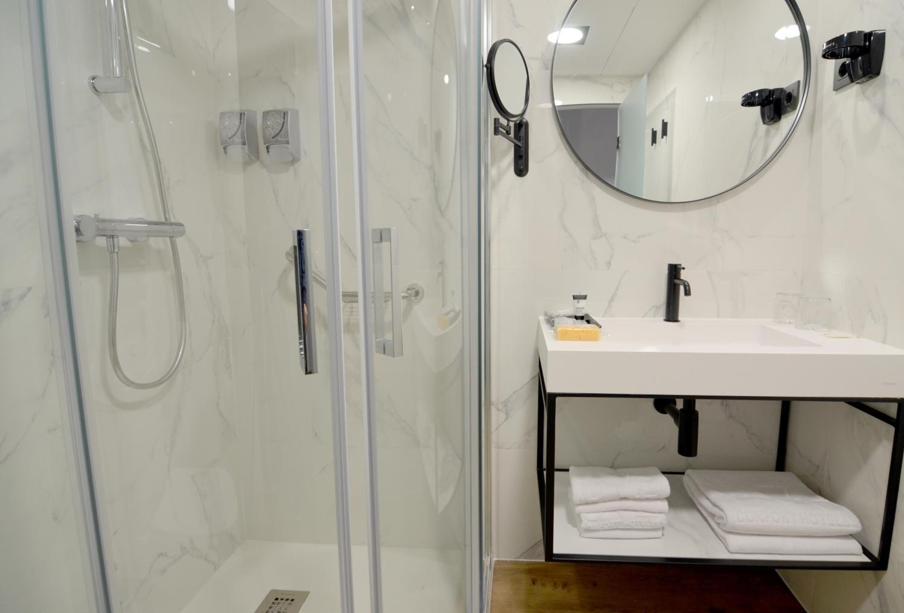 shower, free toiletries, hair dryer, towels