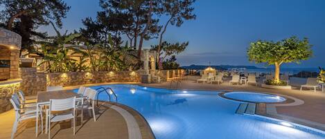 Outdoor pool, sun loungers