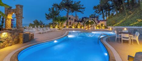 Piscine extérieure, chaises longues