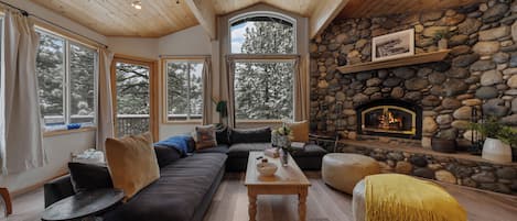 TV connectée, cheminée, jeux vidéo, baby-foot