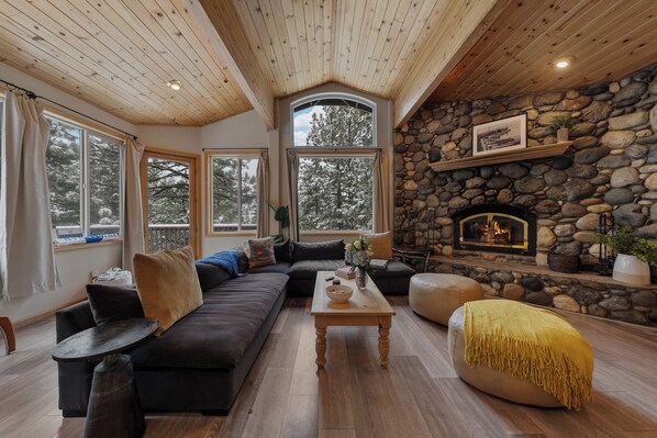 TV connectée, cheminée, jeux vidéo, baby-foot