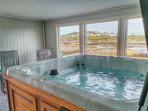 Indoor spa tub - Sula Rorbuer og Havhotell (Frøya)