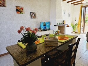 Apartament tradicional, 1 dormitori, balcó | Sala d'estar | Televisor LCD de 32 polzades amb canals per satèl·lit i televisor 