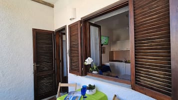 Basic Studio, 1 Queen Bed, Patio | Terrace/patio