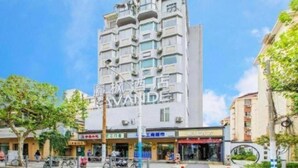 Un immeuble à plusieurs étages dont le rez-de-chaussée est affecté à des commerces.
