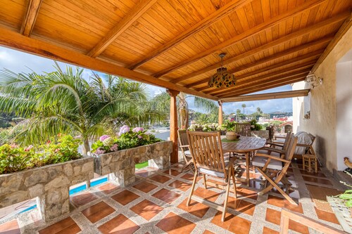 5BR Home - Pool Parking & Tennis Court