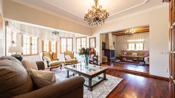 Télévision, cheminée