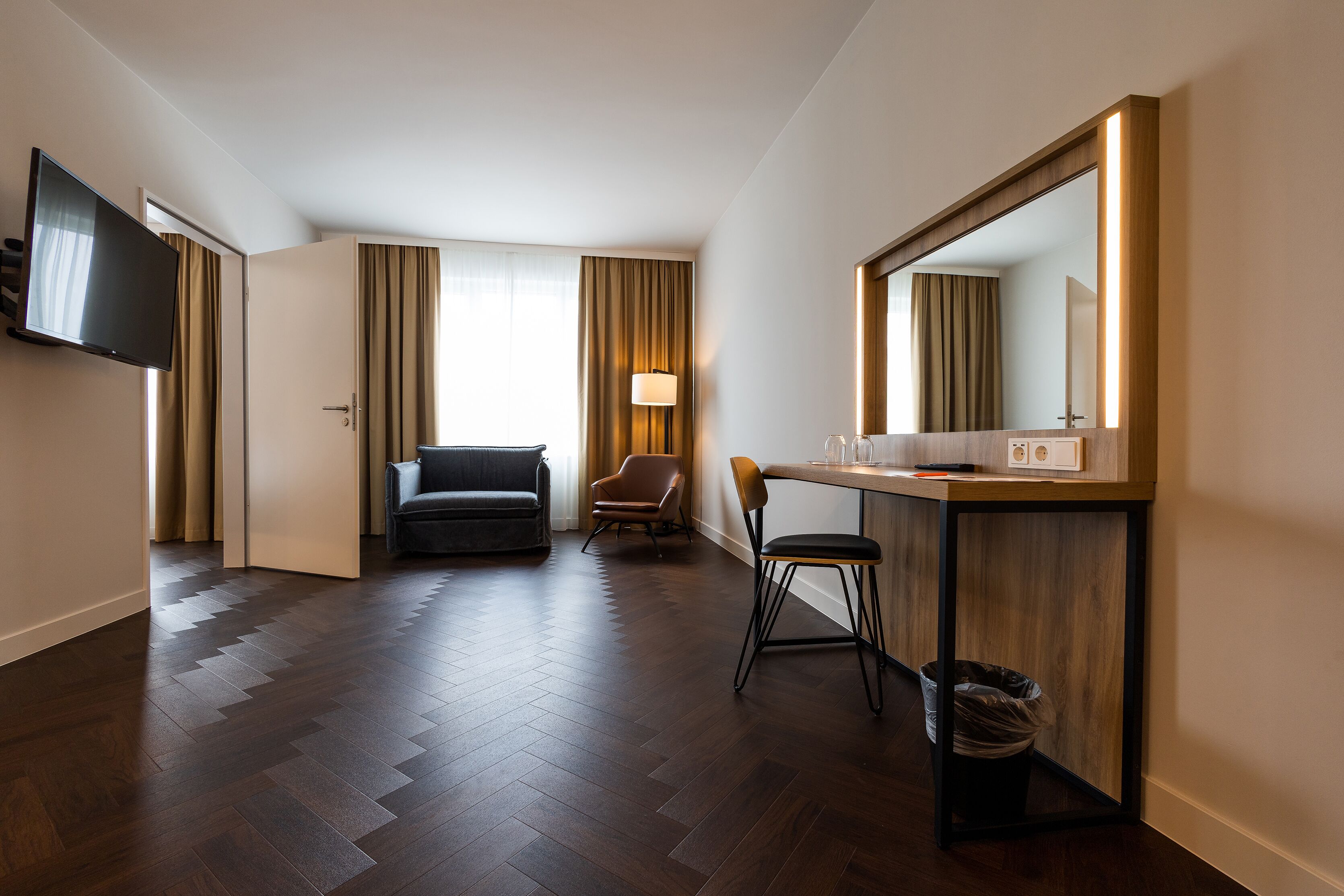 deluxe suite | minibar, in-room safe, individually decorated, individually furnished