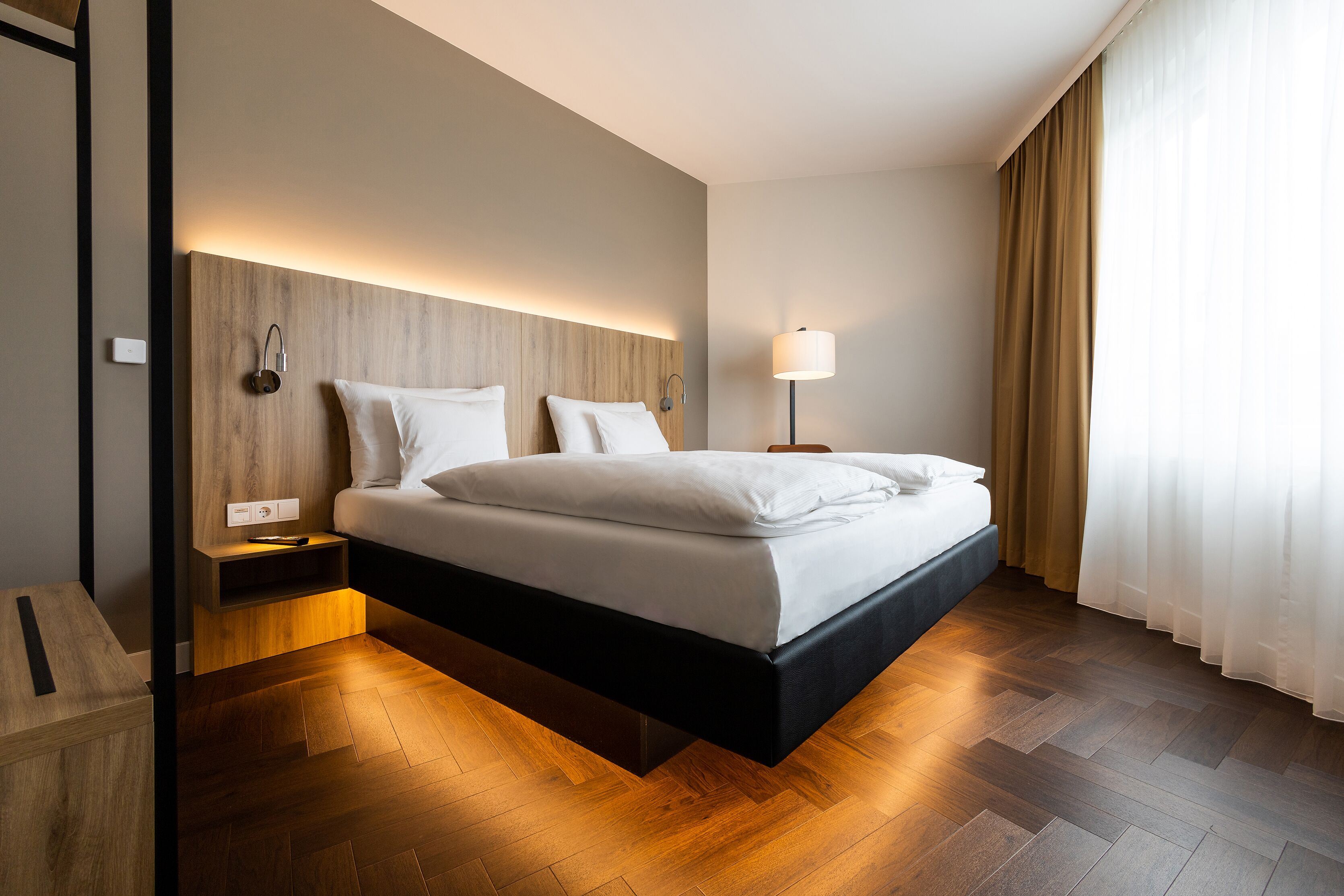 deluxe suite | minibar, in-room safe, individually decorated, individually furnished