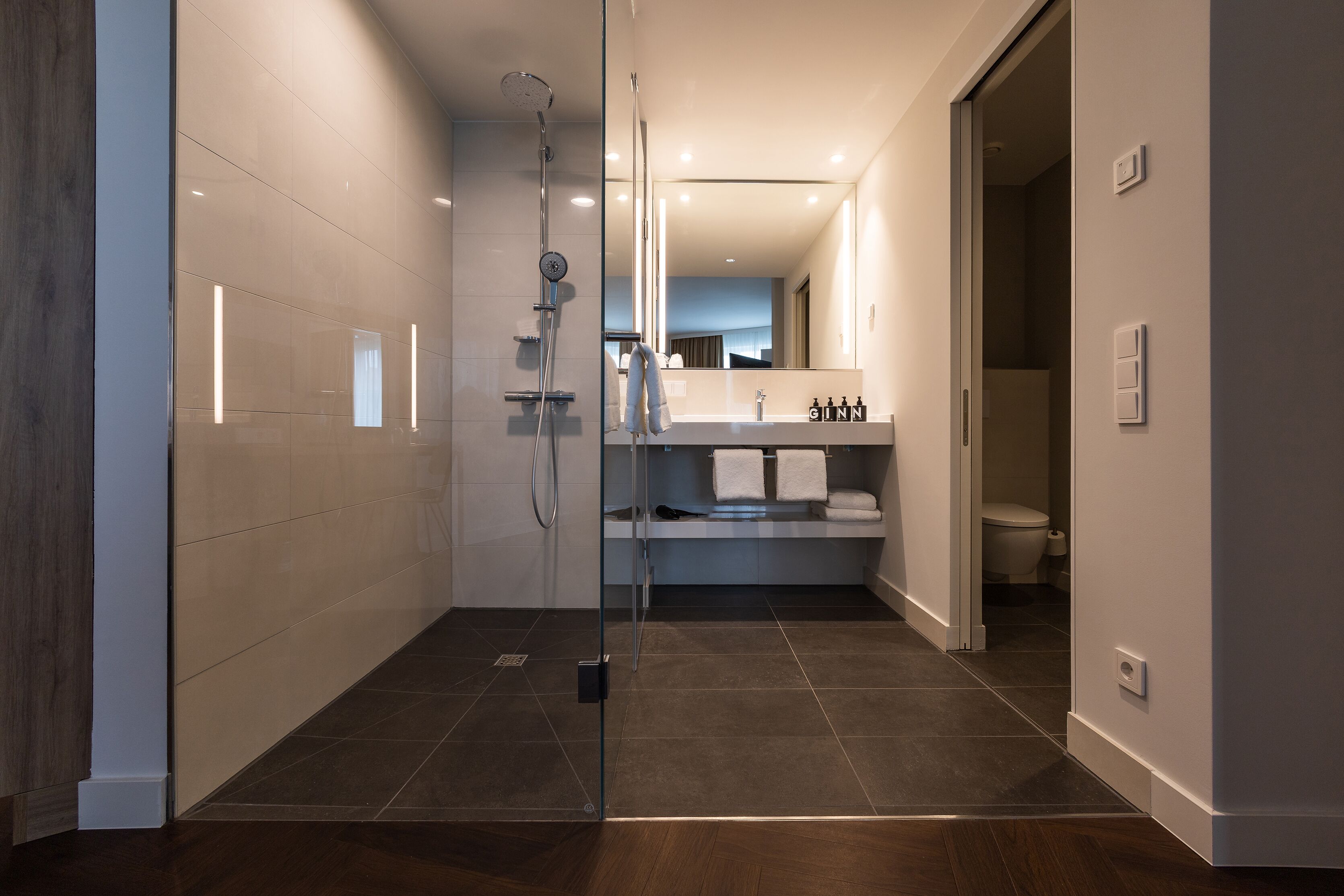 deluxe suite | bathroom | shower, eco-friendly toiletries, hair dryer, towels