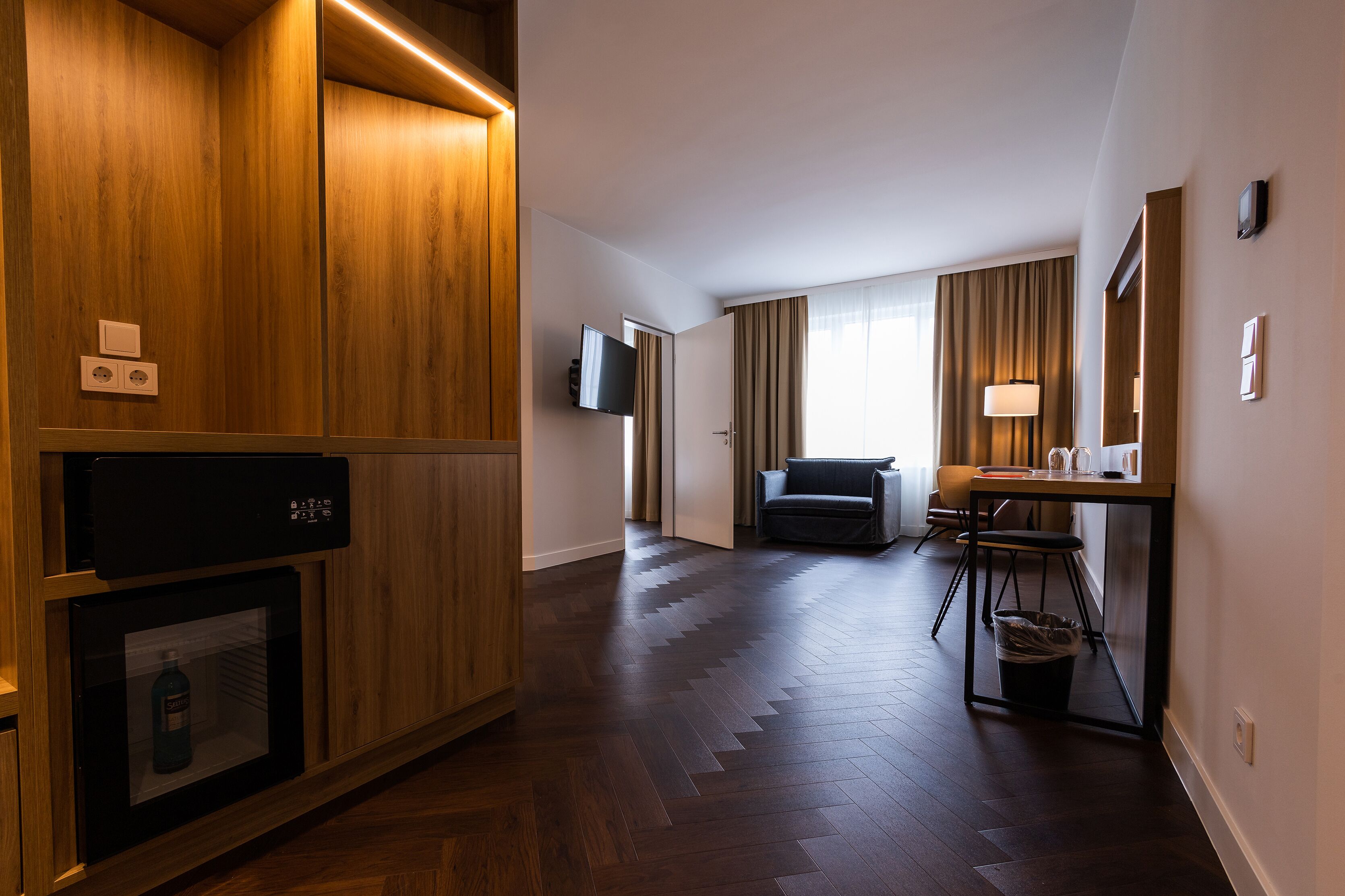 deluxe suite | minibar, in-room safe, individually decorated, individually furnished