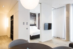 Business Double Room, 1 King Bed with Sofa bed | Living area - Toploft The Aparthotel (Crailsheim)