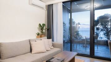 Junior Suite with Sea View | 1 kamar tidur, brankas, meja kerja, dan kedap suara