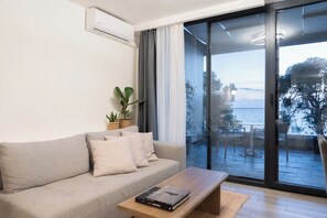 Junior Suite with Sea View | 1 bedroom, in-room safe, desk, soundproofing