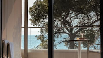 Junior Suite with Sea View and Bathtub | In-room safe, desk, soundproofing, free WiFi
