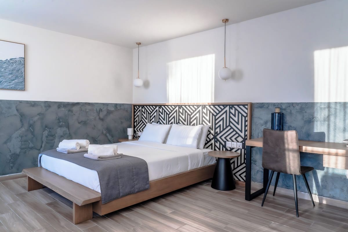 Junior Suite Ground Floor with Pool and Sea View | Peti besi dalam bilik, meja, kalis bunyi, Wi-fi percuma