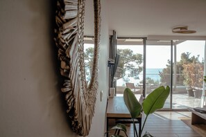 Junior Suite with Sea View and Bathtub | Brankas, meja kerja, kedap suara, dan Wi-Fi gratis