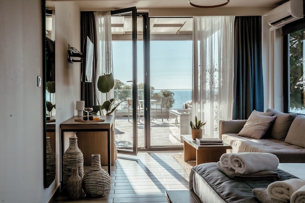 Junior Suite with Sea View and Bathtub | Safe på rommet, skrivebord, lydisolert og wi-fi (inkludert)