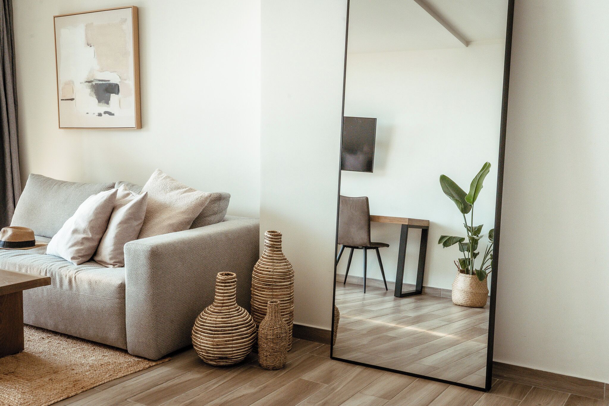 Un salon moderne avec un canapé, une table basse et des vases décoratifs.