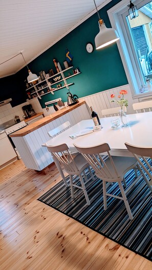 Køleskab, mikrobølgeovn, ovn, kogeplade