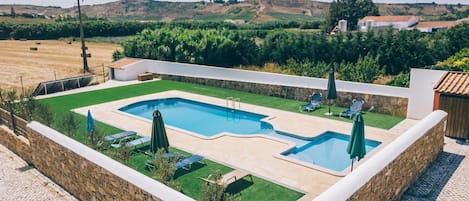 Piscine extérieure (ouverte en saison), chaises longues