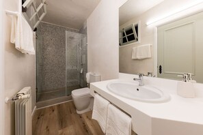 Superior Room | Bathroom | Towels, shampoo, toilet paper - Pátio da Figueira (Torres Vedras)