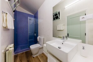 Toallas, shampoo, papel higiénico