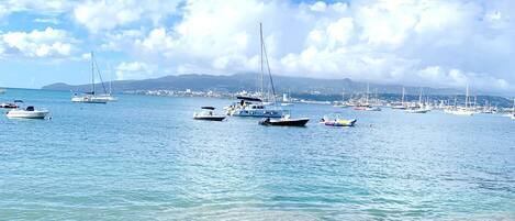 Ranta lähistöllä, rantapyyhkeitä