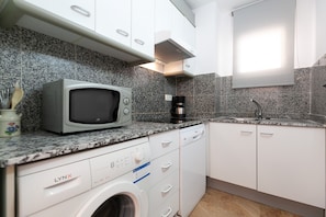 Een koelkast, een microgolfoven, een vaatwasser