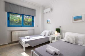 2 makuuhuonetta, tallelokero huoneessa, silitysrauta/-lauta