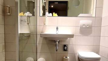 Dusche, kostenlose Toilettenartikel, Haartrockner, Handtücher
