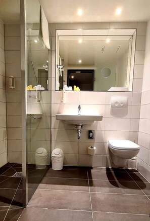 Douche, articles de toilette gratuits, sèche-cheveux