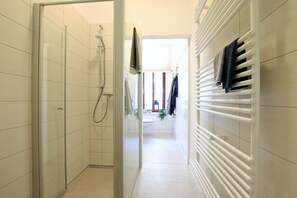 Een douche, een haardroger, handdoeken, zeep