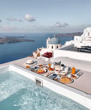 Free daily continental breakfast - CILON Suites (Santorini)