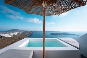 Honeymoon Suite (Outdoor Hot Tub - Caldera View) | Terrace/patio - CILON Suites (Santorini)
