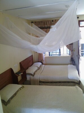 Minibar, escritorio, cortinas blackout y wifi gratis 