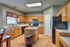 Fridge, microwave, stovetop, dishwasher