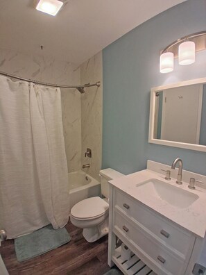 Combined shower/bathtub - Surfside by the Sea I 202 - Second Row in Surfside Beach (Surfside Beach)