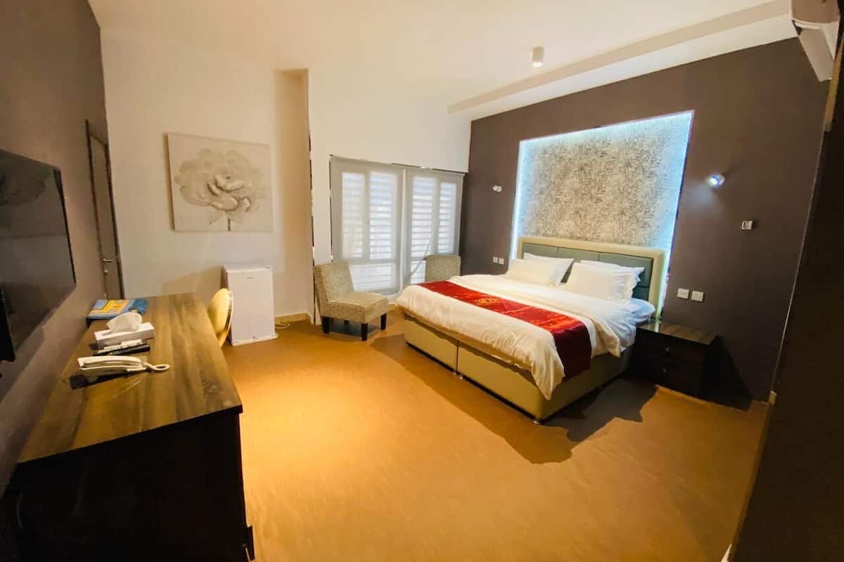 Premium bedding, desk, rollaway beds (free), WiFi (free)