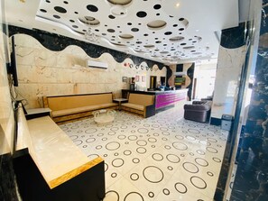 Coin salon dans le hall