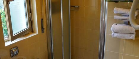 Doppia Classic Vista Giardino | Bathroom