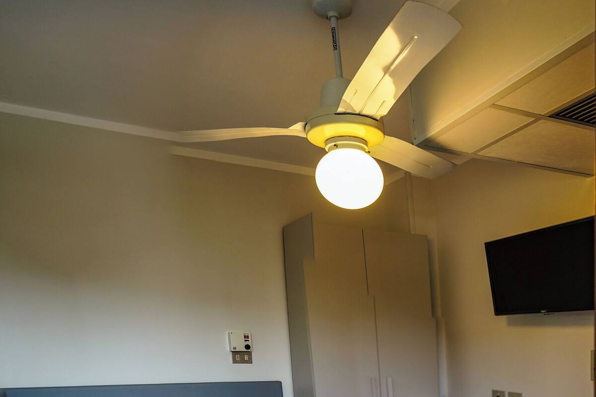 Standard Single Room | In-room safe, desk, laptop workspace, iron/ironing board (on request)