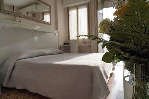 Doppia Superior Vista Mare | Una cassaforte in camera, una scrivania, ferro/asse da stiro